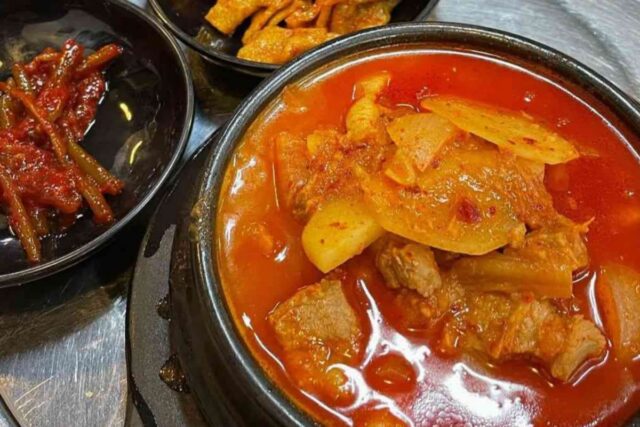 얼큰한 국물에 다양한 채소와 고기가 어우러지는 찌개 맛집 BEST5