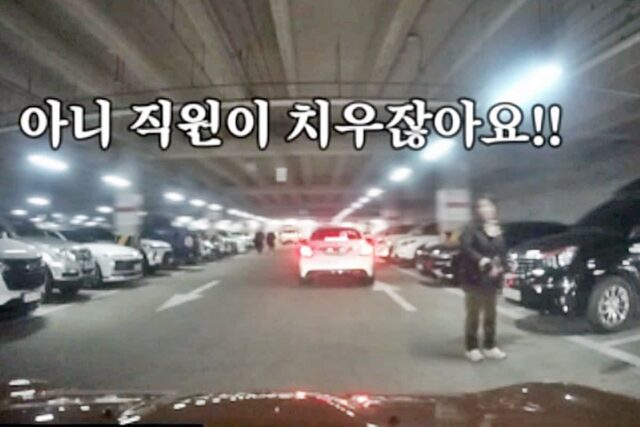 주차칸에 카트 휙.. 마트 주차장 ‘무개념 아줌마’ 등장에 운전자 폭발!