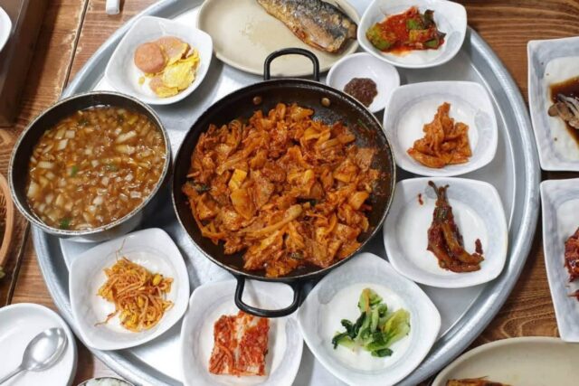 주차장에 있는 택시 갯수만 봐도 맛있음을 안다는 기사식당 맛집 BEST5