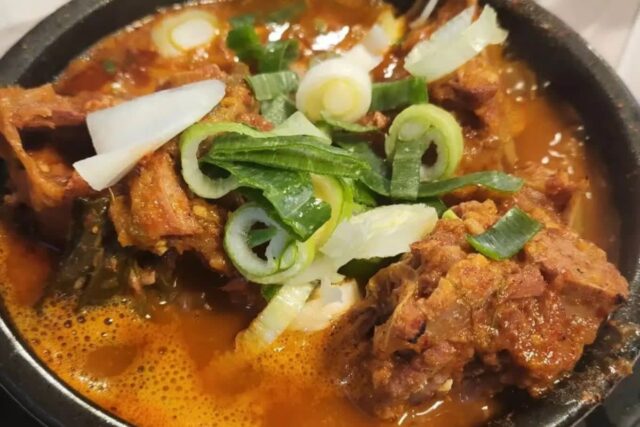 ‘찐한 풍미와 특유의 녹진함’ 얼큰하고 든든하게 즐길 수 있는 감자탕 맛집 BEST5