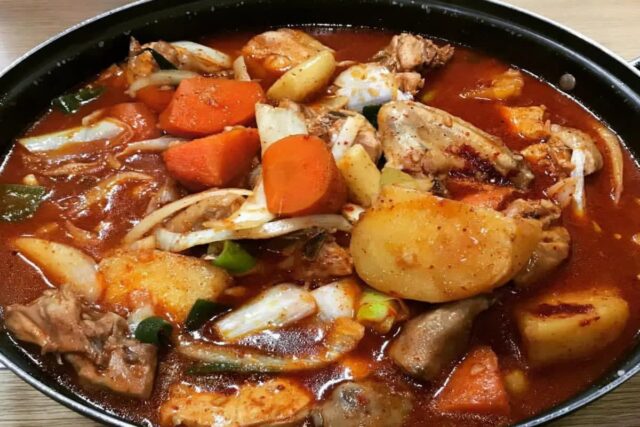 흰 쌀밥에 쓱쓱 비벼 먹으면 오감을 자극하는 닭볶음탕 맛집 BEST5