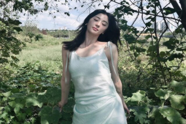 한파에 더 그리워지는 패션… 르세라핌 허윤진, 녹음 속 슬립 드레스룩