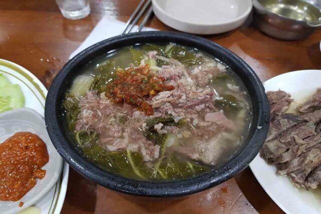 ‘사람 사는 거 다 똑같아!’ 유명인들 단골 해장국집 5