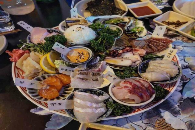 ‘여기가 용궁인가요…?’ 바닷속 안 부러운 회 맛집 5