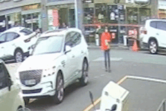 김여사 수준 보여.. 치킨집 돌진 제네시스, CCTV 공개에 일동 ‘경악’