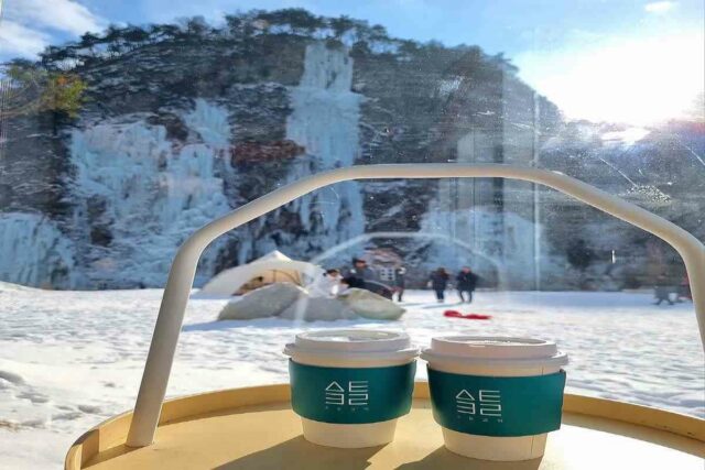 ‘겨울 왕국 부럽지 않은’ 설산 뷰 카페 5
