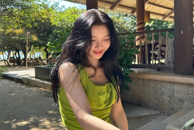 자연 속에서 빛나는 청량함… 김유정, 데님과 녹색의 조화