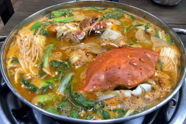 속이 꽉 차 살을 발라 먹는 묘미가 쏠쏠한 꽃게탕 맛집5곳