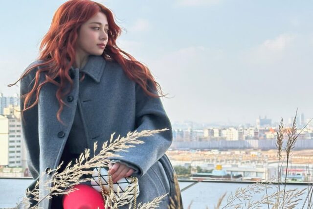 레드 스타킹으로 캐주얼한 겨울을 즐기는 르세라핌 허윤진