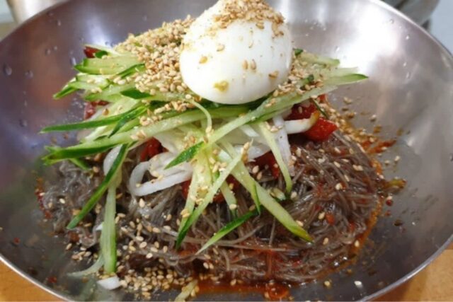 메밀 특유의 구수함과 시원함으로 먹는 막국수 맛집 BEST5