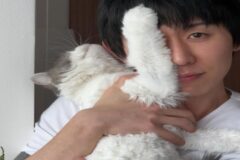 코드 쿤스트, 반려묘 ‘판다’ 품에 안고 찰칵!…”Dobby”