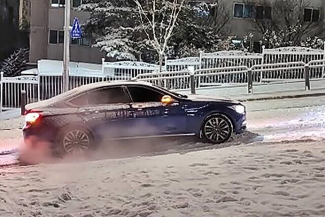 “어어! 줄줄이 미끄러지네” 고급차가 더 취약하다. 후륜구동 겨울철