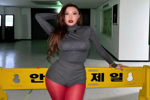 화사, 빨간 립스틱+빨간 스타킹…’도발적 섹시미’