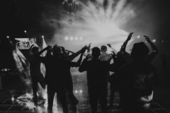 연말 파티룩의 완성, 스타일리시한 원피스와 미니스커트 조합