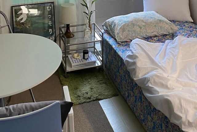 혼자만의 세상에 빠지기 좋은 집. 시티팝의 청량함이 곳곳에 묻은 나의 원룸.