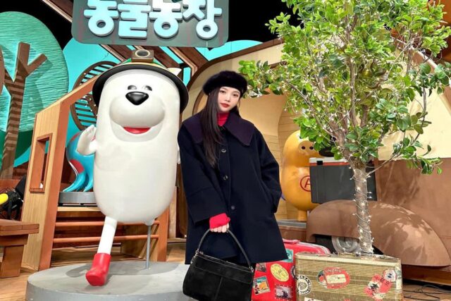 레드벨벳 조이, 우아한 겨울 패션으로 2023 동물농장 마무리