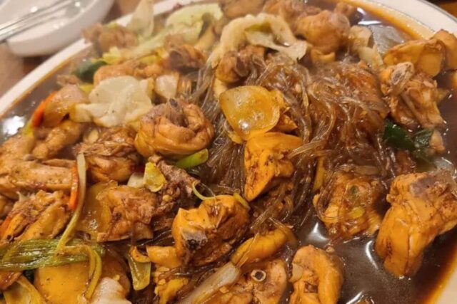 각종 채소와 당면사리, 쫄깃한 살코기의 조화! 찜닭 맛집 BEST5