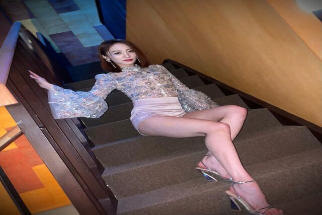 카라 니콜, 빛나는 별처럼 화려한 파티룩으로 눈부시게