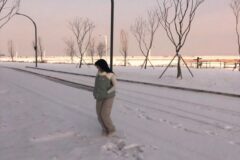 뉴진스 하니, 겨울 패션의 정석을 보여주다 – 따뜻하고 스타일리시한 패딩조끼룩
