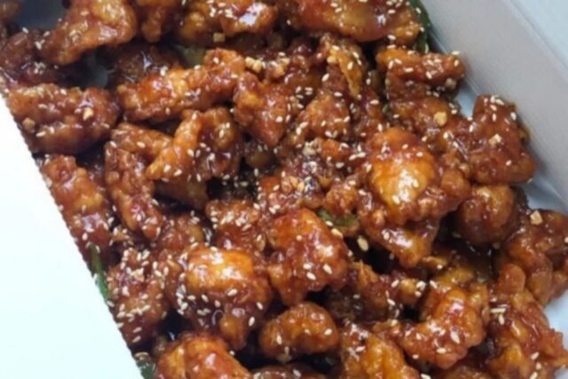 매콤달콤한 양념에 버무려 즐기는 닭강정 맛집 BEST5
