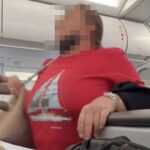 ‘화장실 가고 싶다’며 비행기 통로에서 바지 내린 여성, 말릴 틈도 없었다(+영상)