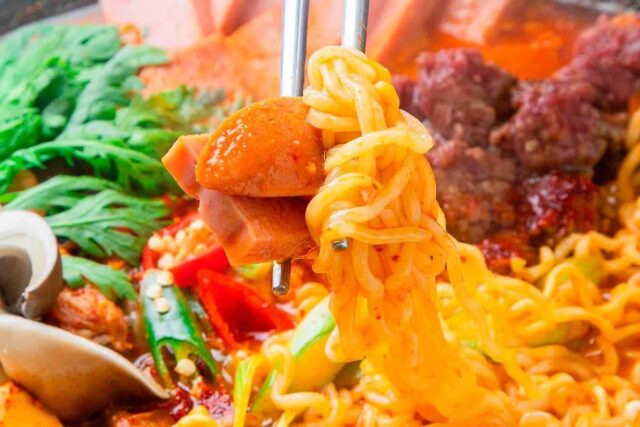 찐하게 끓여 낸 추억의 맛, 의정부 부대찌개거리 맛집 5
