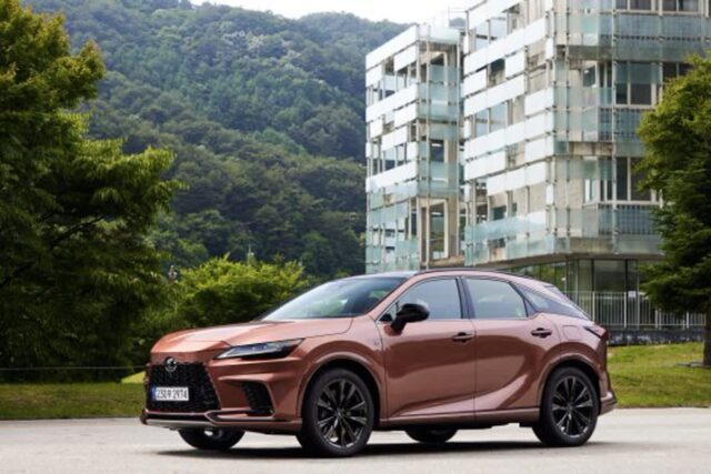 렉서스 SUV, 좁은 공간도 10초 만에 자동 주차