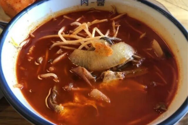 잘게 찢어 넣은 소고기와 얼큰한 국물이 일품! 육개장 맛집 BEST5
