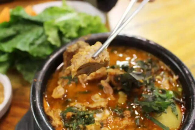 등뼈를 푹 고아내어 감칠맛 뛰어난 감자탕 맛집 BEST5