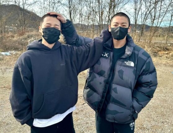 전 세계 팬들 울게 만든 BTS 군대 근황, 누군지 봤더니..