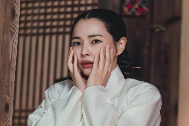 복면쓰고 담장 넘으며 이중 생활하는 과부 며느리