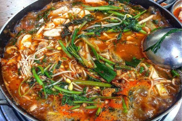 국물 한 입에 반하는 맛..! 매운탕 맛집 BEST5