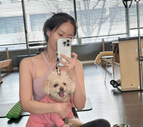 한승연, 반려견 ‘누비’와 필라테스도 함께…”어쩌다 보니 또 핑크세트”