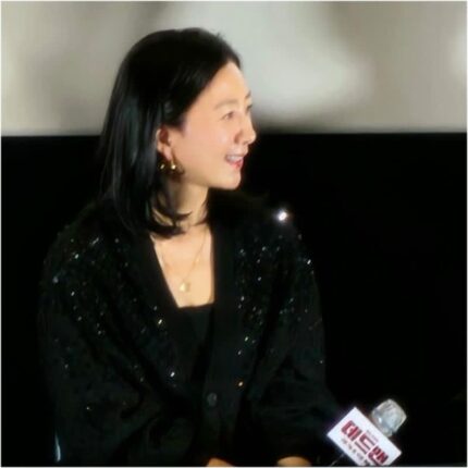 데드맨 시사회 무대인사 김희애 패션 블링블링 가디건 브랜드는 골든구스