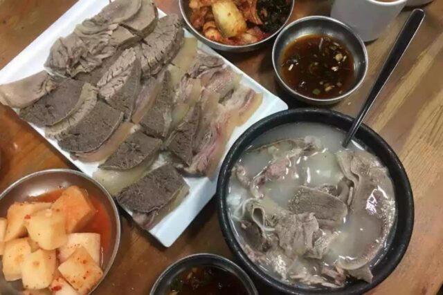 담백하지만 진한 국물이 일품인 설렁탕 맛집 5곳