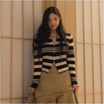 레드벨벳 조이 여친룩 단가라 집업 니트 가디건 브랜드는?