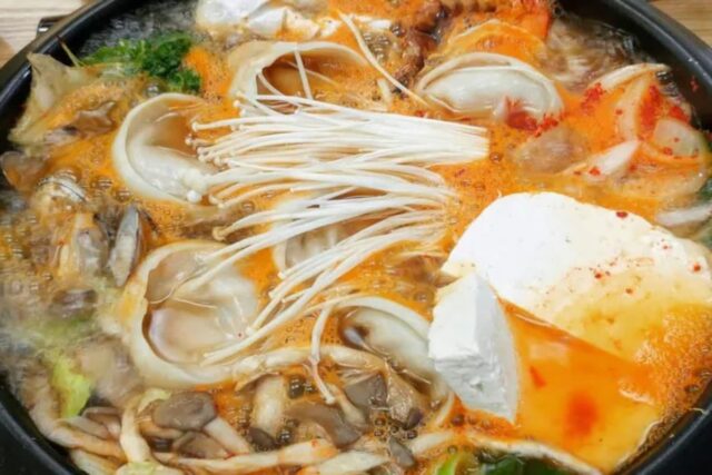 터질 듯이 속이 꽉 찬 만두와 뜨끈한 국물의 매력, 만두전골 맛집 5곳