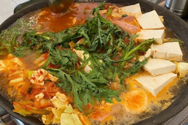서양식 재료에 동양의 맛을 넣은 부대찌개 맛집 BEST5