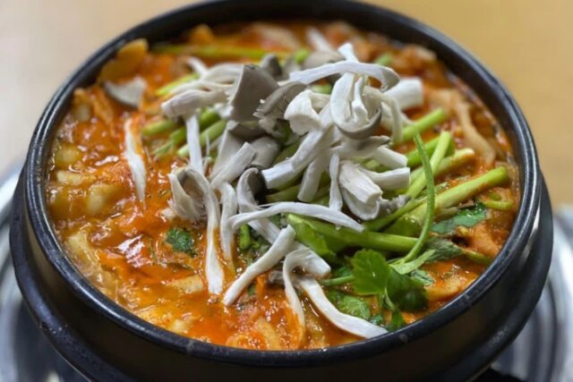 속 풀어주는 얼큰한 육수에 갖은 재료들이 한데 어우러진 매운탕 맛집 BEST5
