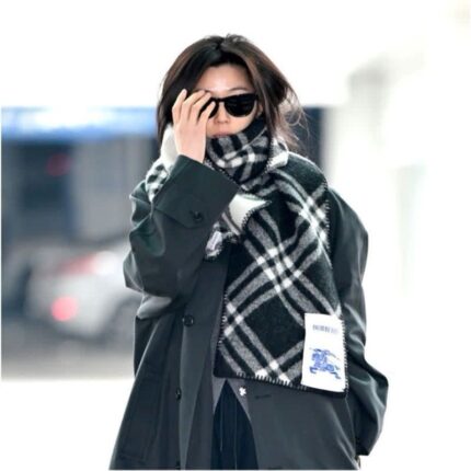 시크한 멋쁨 전지현 공항패션 옷 버버리 트렌치 코트 & 머플러 가격은?