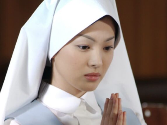 수녀복 입어도 빛나는 송혜교의 미모