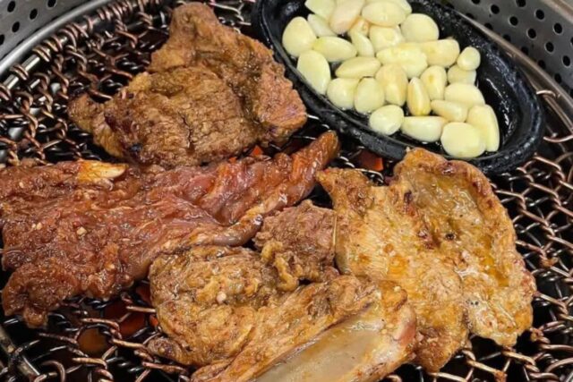 쌀밥에 갈비 한 점, 마늘까지 쌱! 군침도는 돼지갈비 맛집 BEST5