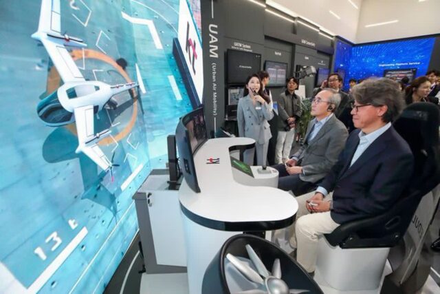 [MWC 2024+포토] 김영섭 KT 대표, 글로벌 무대 데뷔전…현장 스킨십 강화