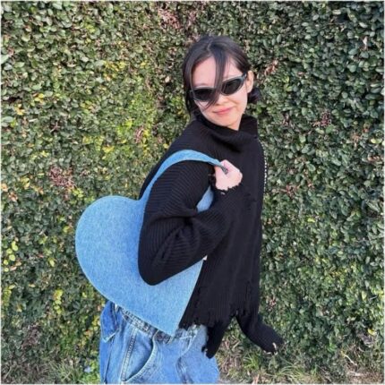 러블리한 제니 사복 패션 데님 하트 토트백 가방 브랜드는?