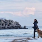 문정희, 반려견 ‘마누’와 즐긴 바닷가 산책…”신나게 뛰고 걷고”