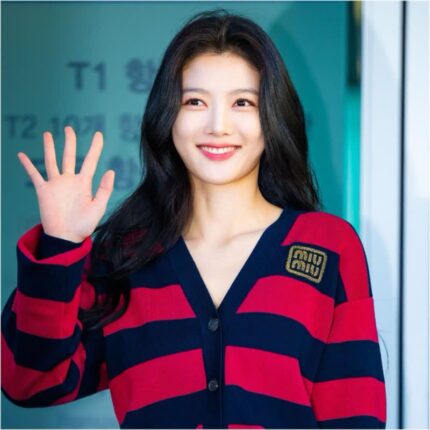 김유정 프레피룩 공항패션 미우미우 가방 가디건 스커트 풀착장 정보