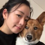 에이핑크 윤보미, 반려견 ‘설탕♥후추’와 찰칵!…”후추뽑뽀 #설탕이얼빡”