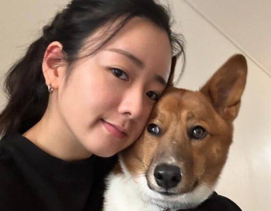 에이핑크 윤보미, 반려견 ‘설탕♥후추’와 찰칵!…”후추뽑뽀 #설탕이얼빡”