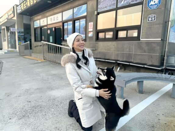 윤세아, 촬영길에 만난 강아지와 ‘찰칵!’…”뽀뽀 세례 고마와”