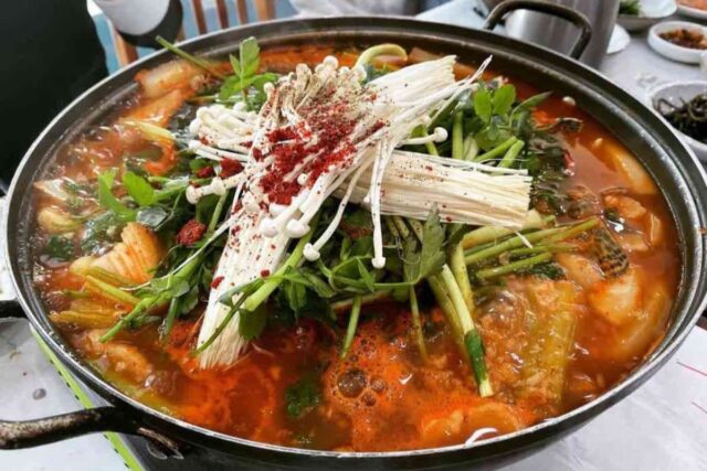 국물 한 모금에 ‘캬~’ 소리가 절로 나오는 매운탕 맛집 BEST5